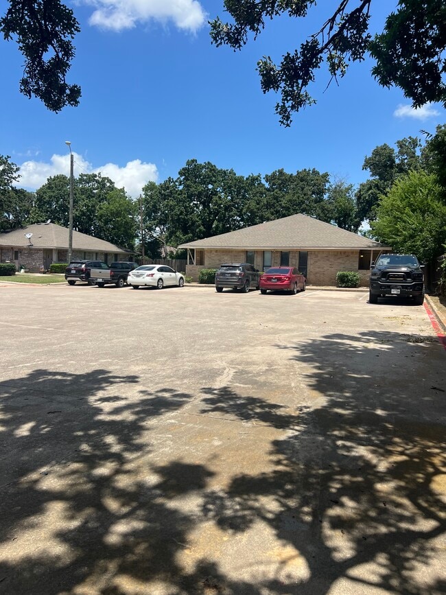 Frente de la propiedad desde la distancia - 1401 Lackey Ct