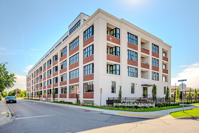 Building Photo - 120 Huron St