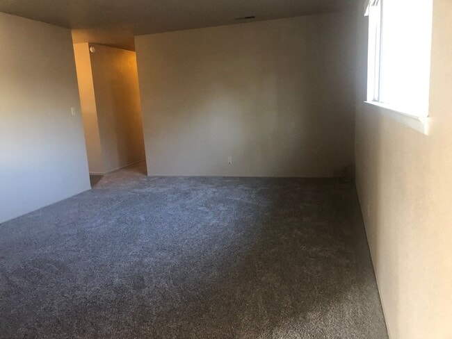 Foto del edificio - 3 Bed 2 Bath Presidential Home near Los Banos High School with HUGE Backyard!