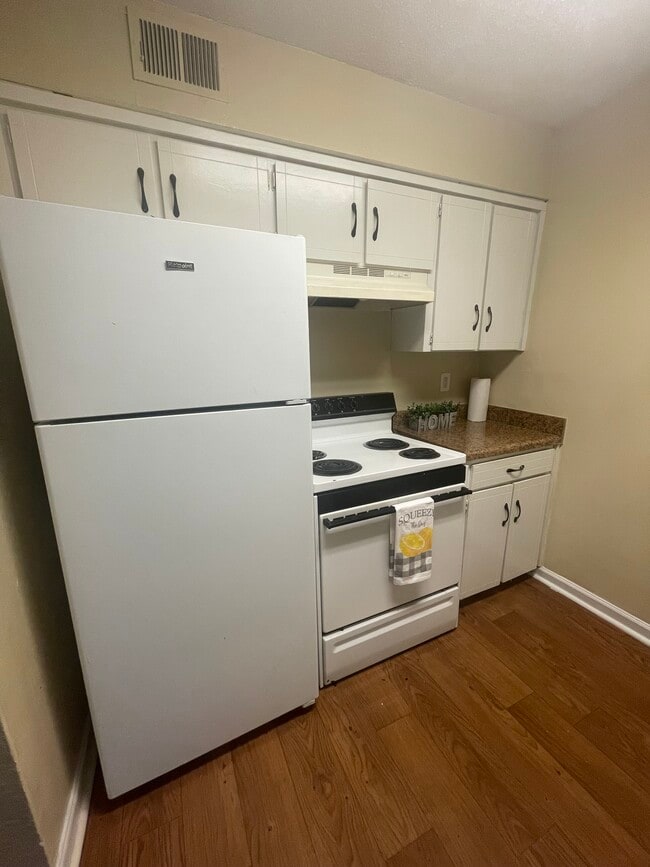 Kitchen - Clover Leaf Apartment Homes