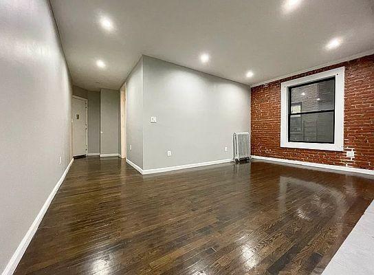 Foto del edificio - 3 bedroom in BRONX NY 10468