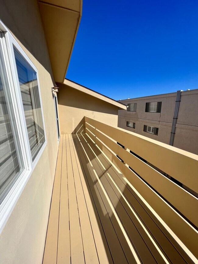 Building Photo - La Playa 2 bedroom, 1 bath Walking Distanc...