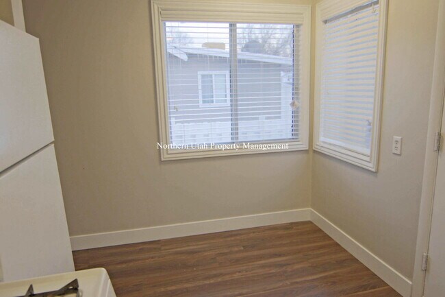 Foto del edificio - 2 Bed, 1 Bath Upper Unit