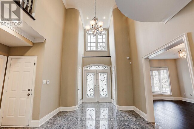 Building Photo - 11 Hillsborough Ct