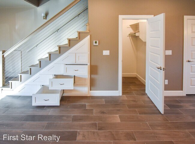 Building Photo - 3 br, 2.5 bath House - 404 NW Retreat Ln