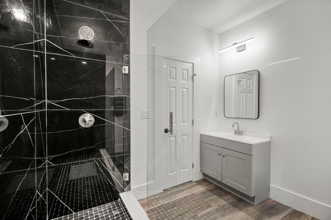 Photo - 806 E Chelsea St Apartment