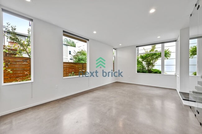 Building Photo - A beautiful 3 bed and 2 bathroom house for...