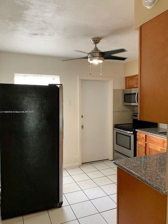 Foto del edificio - 7401 Pines Blvd
