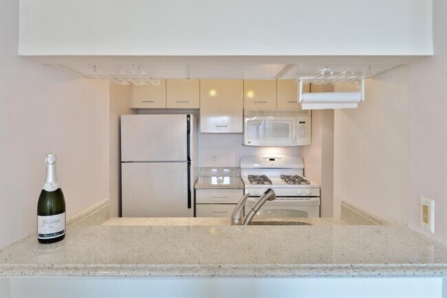 Foto del edificio - 4 Martine Ave