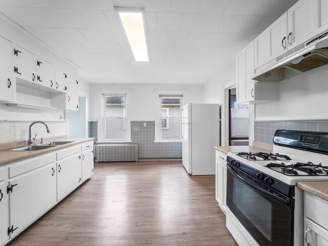 Building Photo - 634 High St