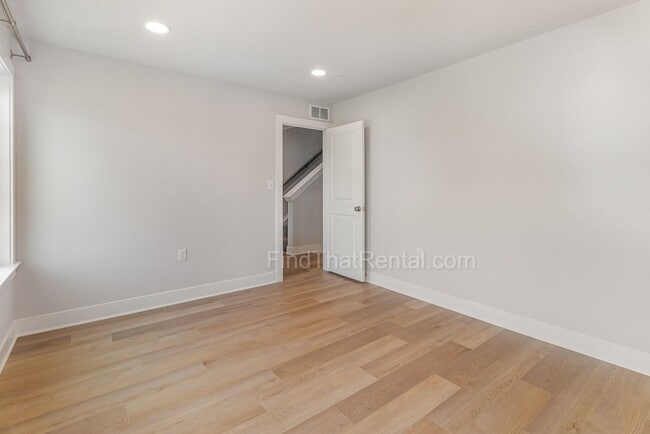 Foto del edificio - Newly Built Home w Large Island in Open Ki...