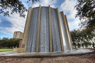 Building Photo - 5150 Hidalgo St