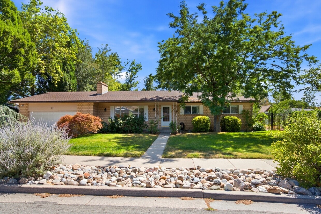 Photo - 2480 Eastbourne Dr (Cottonwood Heights, UT)