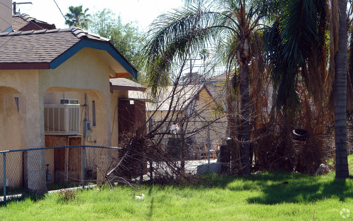 Building Photo - Gray Palm Apartments