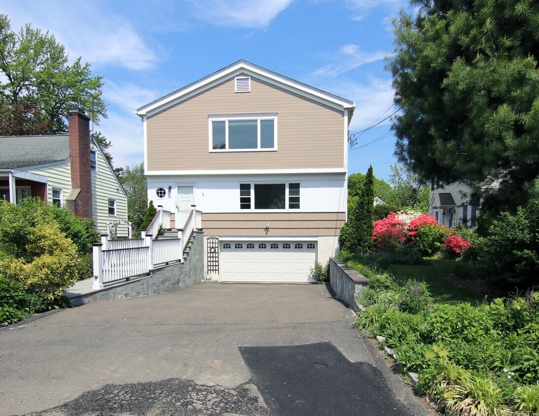 111 Halstead Ave Unit 2, Greenwich, CT 06831 Room for Rent in