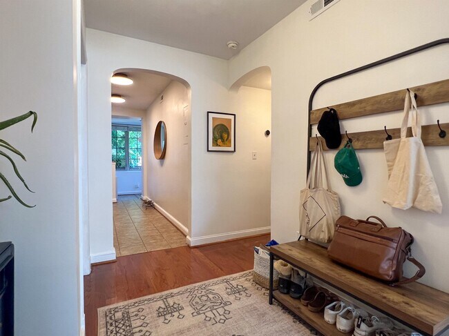Foto del edificio - 6718 3rd St NW