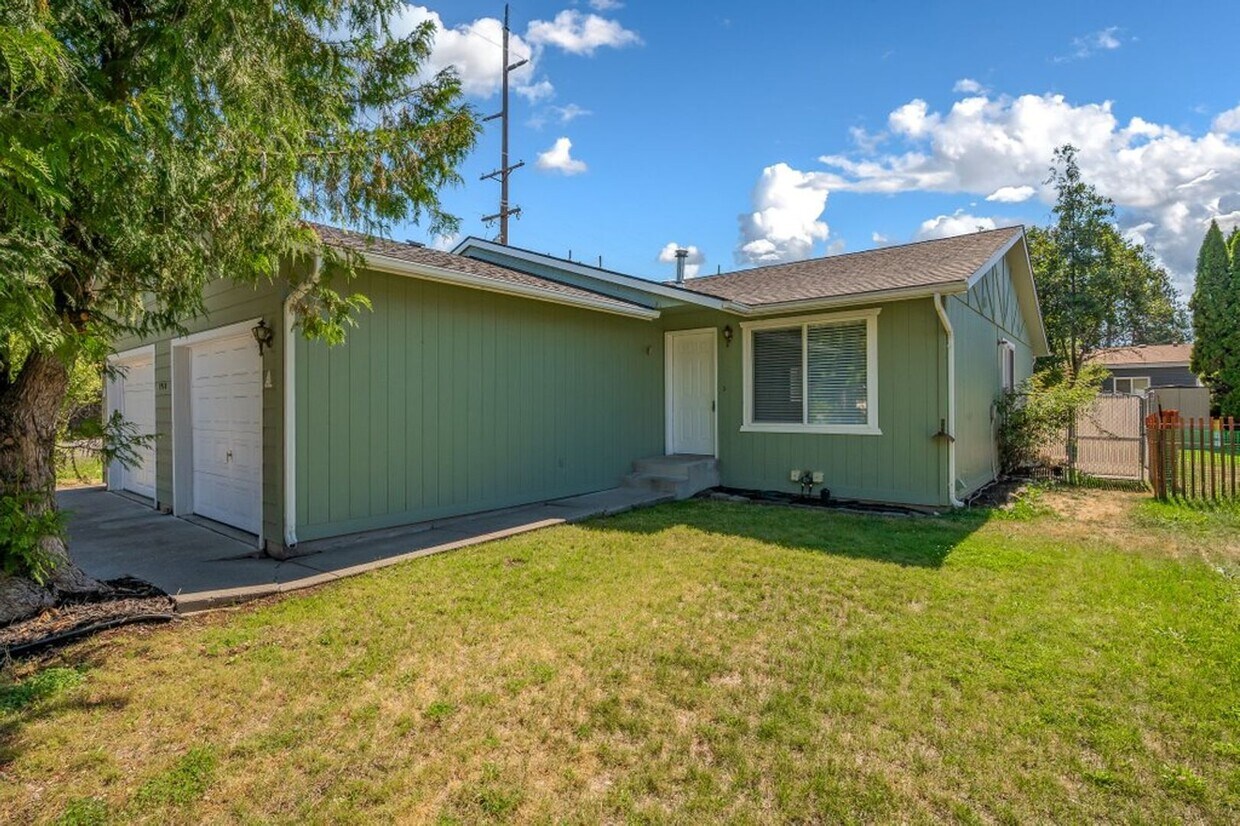 Foto principal - 2 bed 1 bath Duplex