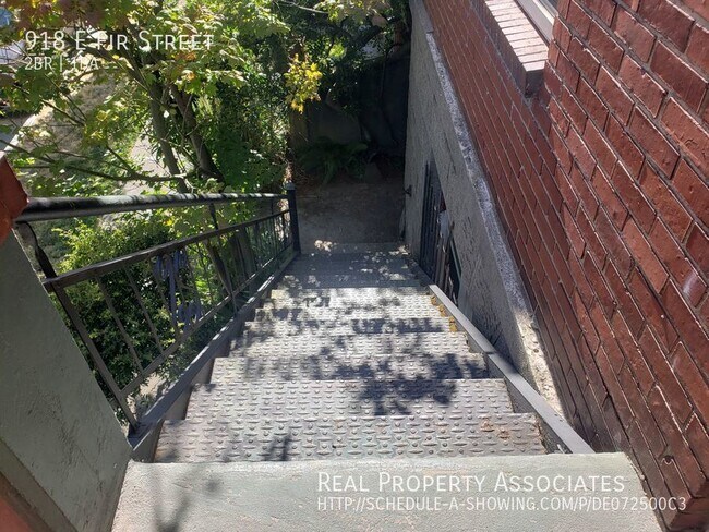 Building Photo - Spacious 2bedroom in Awesome First-Hill Lo...