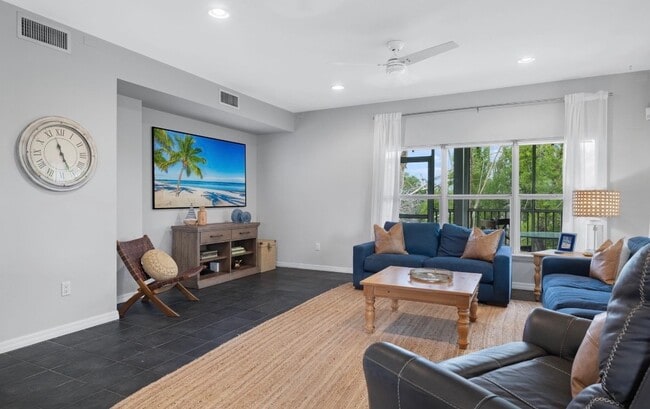 Building Photo - 981 Main St