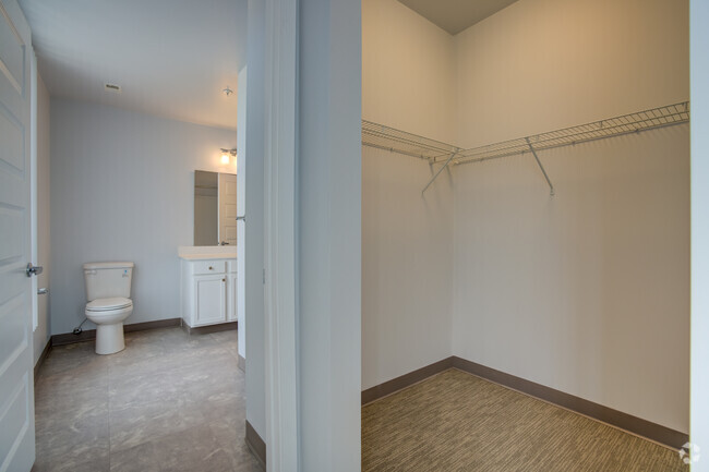 2BR, 2BA - 850SF - Closet - Marketplace Apartments