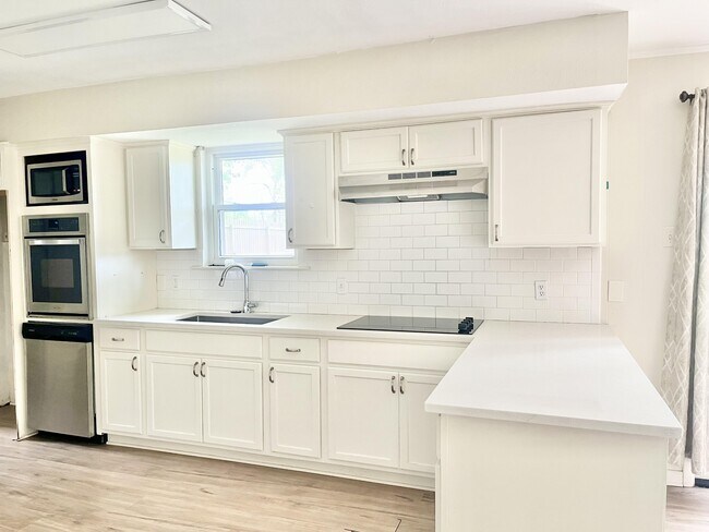 Building Photo - 555 Burgin Ave