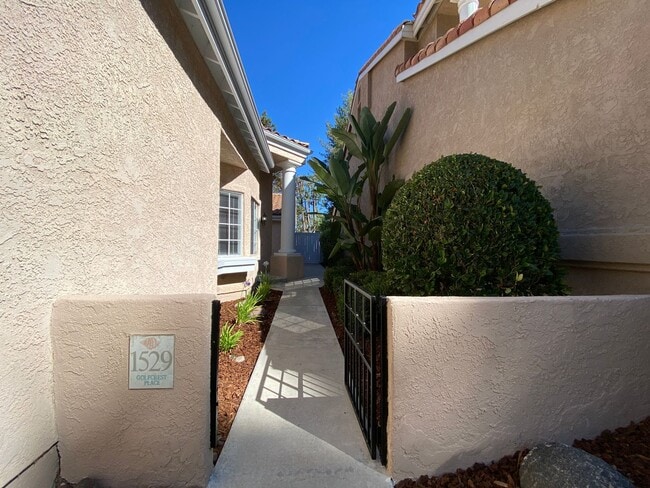 Building Photo - Beautiful 2 Bed/2 Bath Shadowridge Home