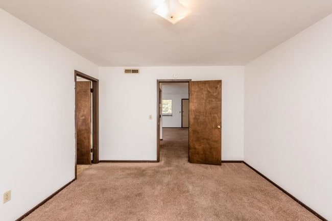 Building Photo - 5906 Gateway Industrial Apt. 6
