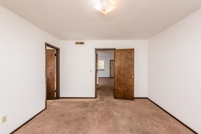 Foto del edificio - 5906 Gateway Industrial Apt. 6