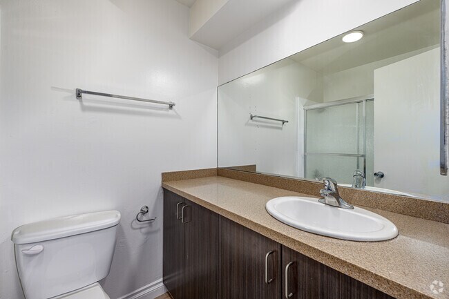 Apartamento de 2 habitaciones y 2 baños, de 335 a 950 pies cuadrados, con baño principal. - Mardi Gras Apartments