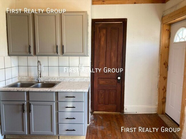 Building Photo - 1 Bedroom Upstairs Apartment, Move in Ready!