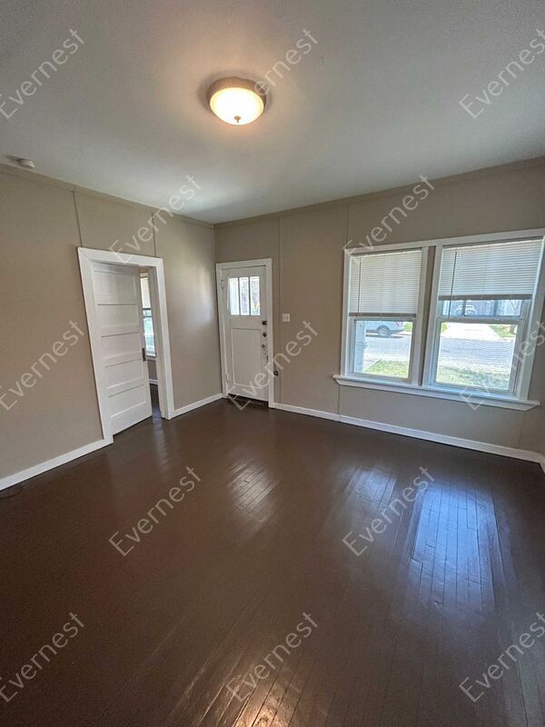 Building Photo - 625 W Lullwood Ave