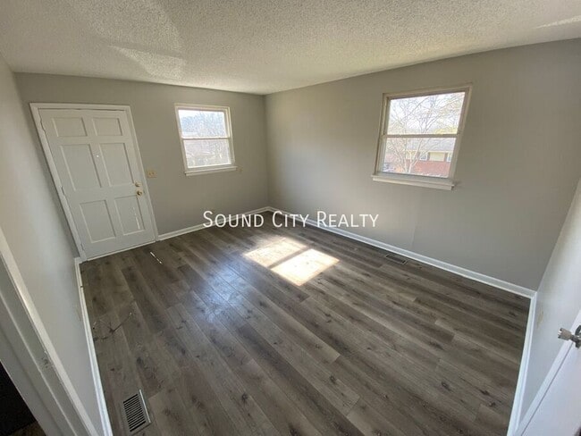 Building Photo - 923 Oak Vale Dr
