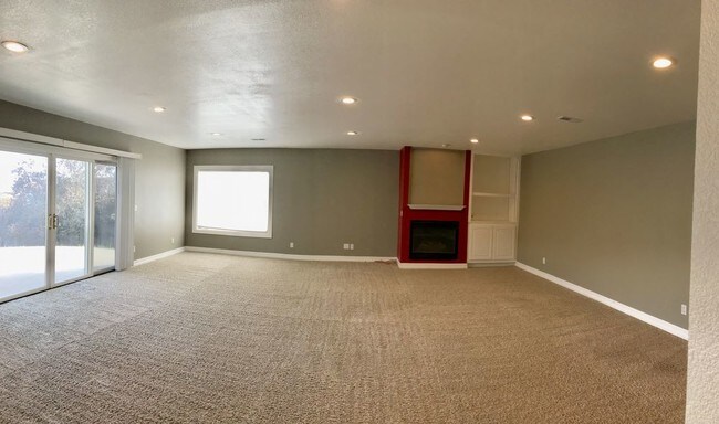 Building Photo - 2442 E 98th Pl