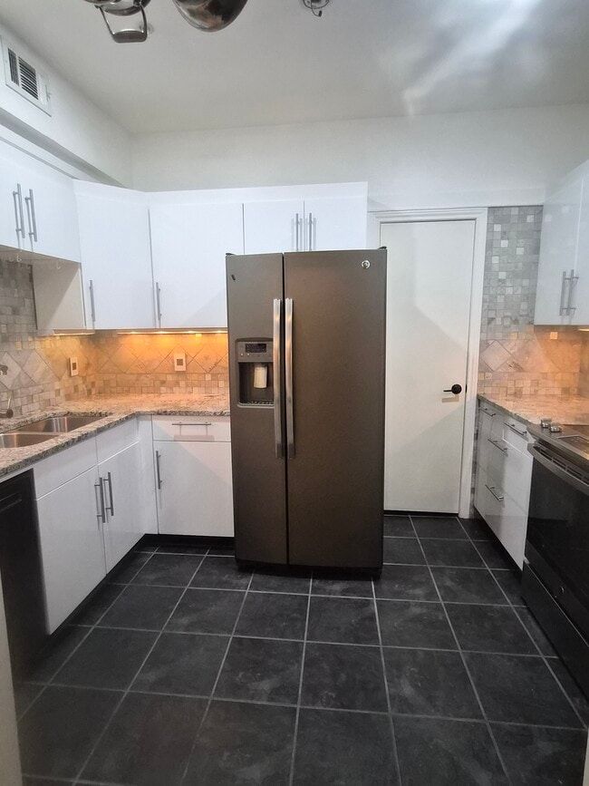 Building Photo - 4040 Avondale Ave