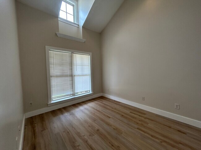 Foto del edificio - 2070 Rossburg Pl
