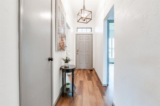 Foto del edificio - 8321 Breezewood Dr