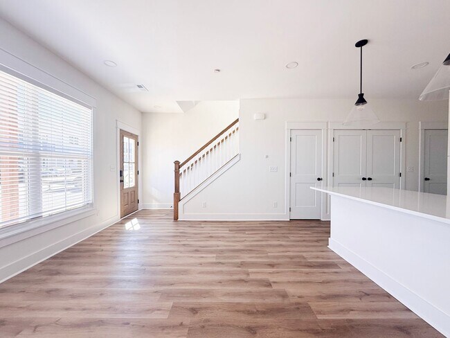 Foto del edificio - Tristan Style 3-Bedroom w/ Flex Room + Summer Special