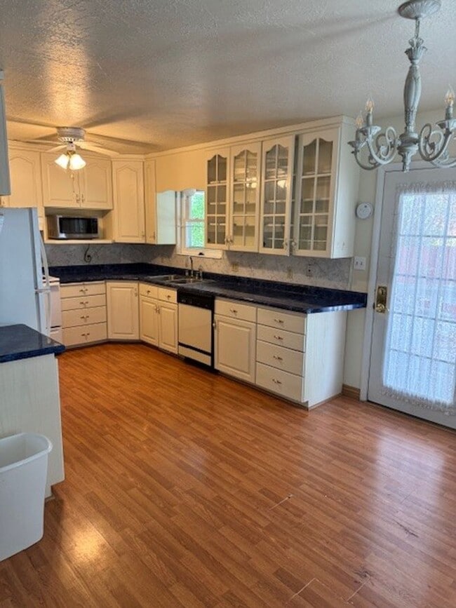 Building Photo - Cute 3 bedroom, 2 bath home!