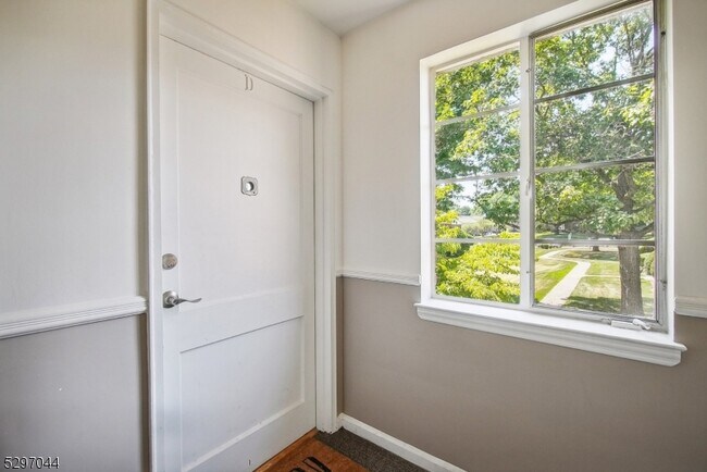 Foto del edificio - 93 Troy Dr