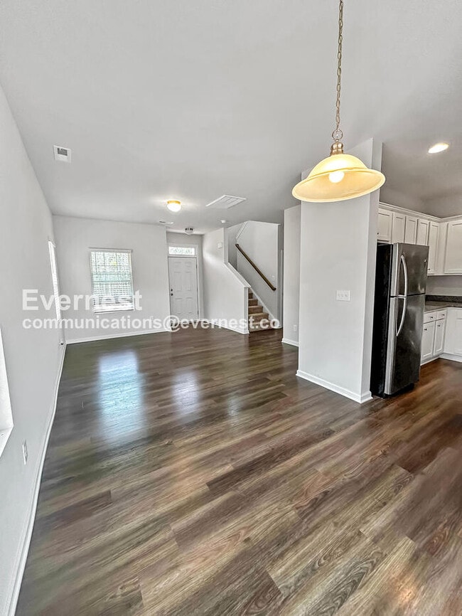 Building Photo - 4 Bed, 2.5 Bath Home with Garage / Pet-Friendly / Vouchers Accepted / Coming Soon!