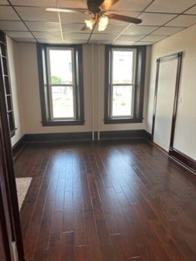 Foto del edificio - 402 N Railroad St