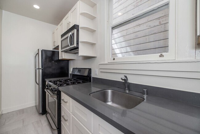 Foto del edificio - Parking! 2BR. Private Patio!  DISHWASHER! On-Site LAUNDRY! HARDWOOD!