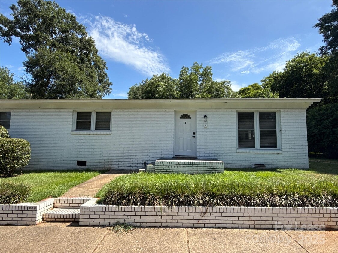 Primary Photo - 200 Skyland Ave