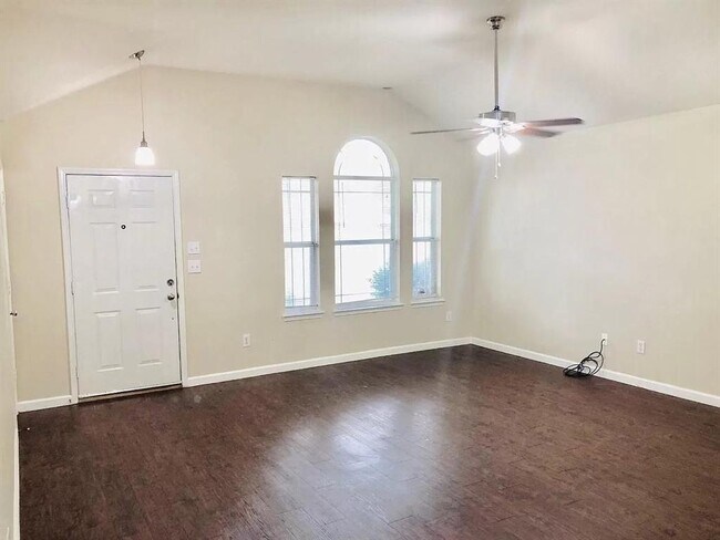 Building Photo - 2421 Esquire Dr