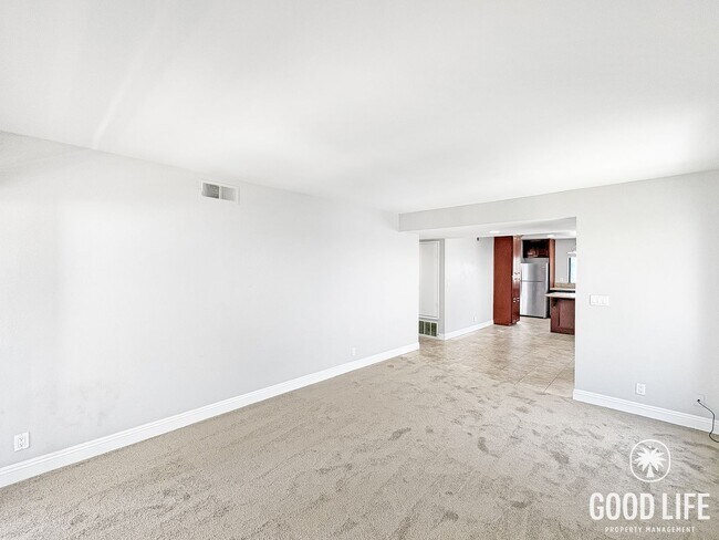 Foto del edificio - Light-Filled 2BD/2BA Top-Floor Condo in Mira Mesa with Granite Kitchen, Private Balcony & Pool