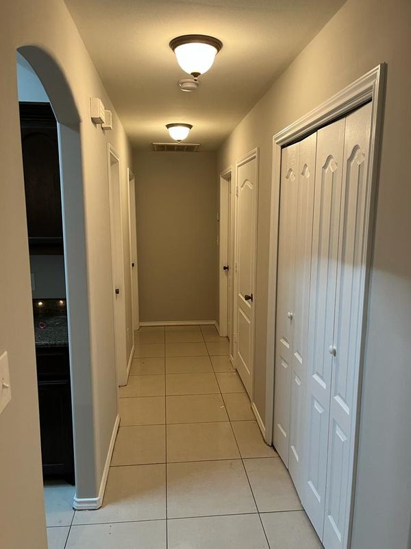 Building Photo - 720 S Logan Dr