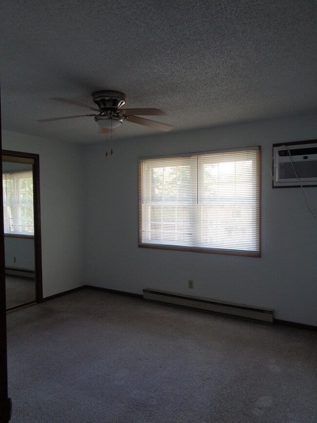 Building Photo - 126 Twin Oaks Dr