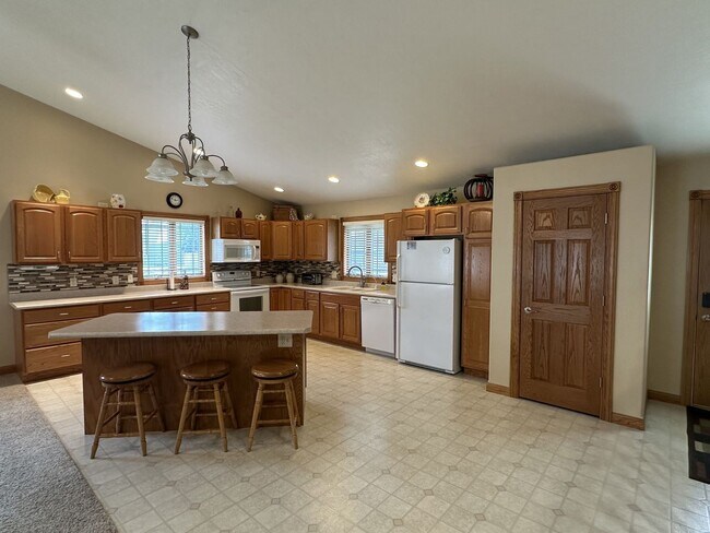 Foto del edificio - Spacious 3 Bed / 3 Bath Duplex in Sanborn, IA