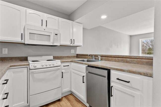 Kitchen - 1506 W 25th Ct