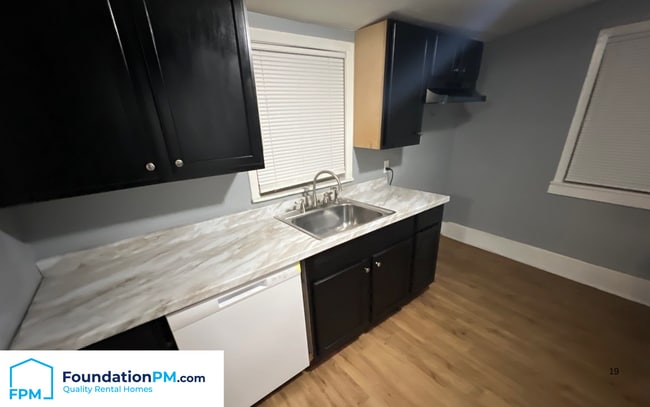 Building Photo - 2843 Woodlawn Terrace